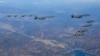 19일 미 공군 B-1B 랜서(가운데) 전략폭격기와 한국 공군 F-35A 전투기(오른쪽), 미 공군 F-16 전투기(왼쪽)가 한반도 상공에서 연합공중훈련을 진행했다며 한국 국방부가 사진을 공개했다.