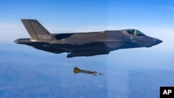 한국 공군 F-35A 전투기가 정밀유도폭탄(GBU-12)을 투하해 북한 이동식발사대(TEL) 모의표적을 타격하는 훈련을 하고 있다. (한국 합동참모본부)