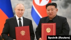 俄羅斯總統普京與北韓領導人金正恩在平壤舉行的簽署儀式上合影。 （2024年6月19日）