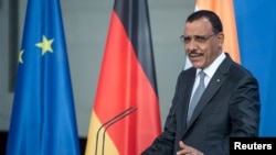 Rais wa Niger Mohamed Bazoum alipokuwa Berlin Ujerumani, Julai 8, 2021. Picha na Bernd von Jutrczenka/Pool kupitia REUTERS.