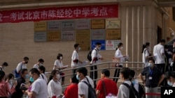資料照：2022年6月7日，中國高考第一天，北京考生進入考場。
