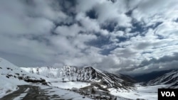 6月的雪山中一條通往拉達克地區列城地區的道路。（美國之音比拉勒·侯賽因攝）