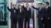 台湾总统蔡英文飞往纽约前在桃园国际机场挥手告别。（2023年3月29日）