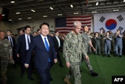 지난달 25일 윤석열 한국 대통령이 한국 부산 해군작전기지에 정박 중인 미 해군의 니미츠급 항공모함 루스벨트함(CVN 71)을 방문했다.