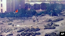 1989 年 6 月 5 日，在軍事鎮壓結束了天安門廣場為期七週的民主示威活動一天後，中國軍隊和坦克聚集在北京。（美聯社圖片）