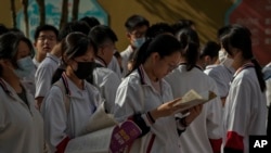 北京的中學生在進入高考場前溫習功課。（美联社2023年6月7日）