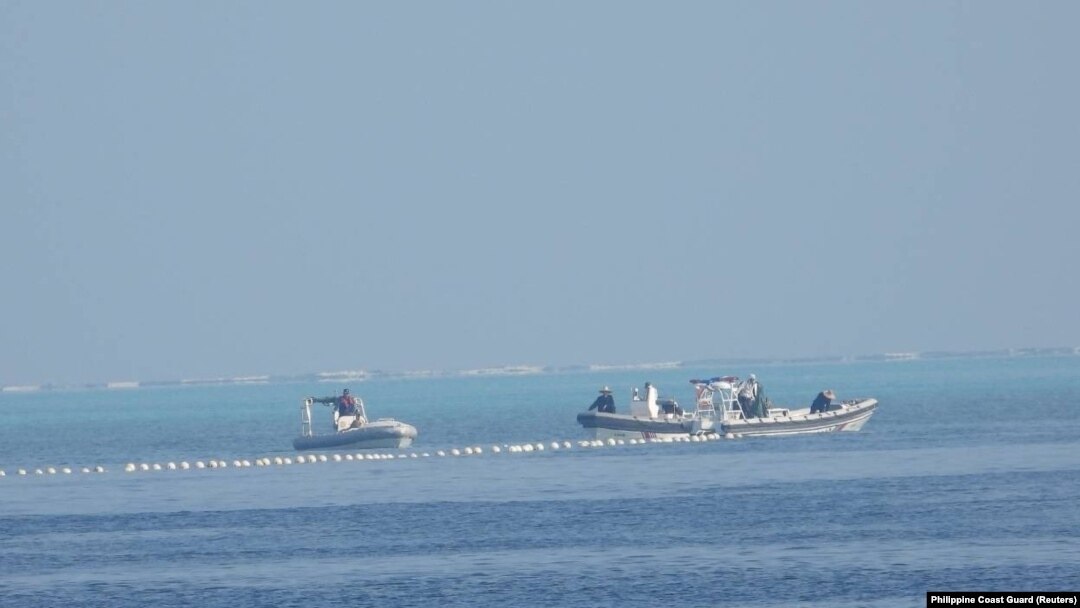 菲律賓海岸防衛隊2023年9月24日發布的拍攝於9月20日的照片顯示，中國海警船在南中國海斯卡伯勒淺灘附近的浮標屏障旁。

