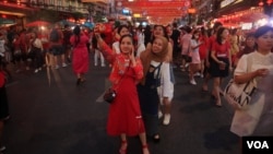 中國遊客在泰國首都曼谷過年。 （2024年2月11日）