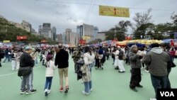 香港維園年宵花市時隔4年後復辦乾貨攤位，但人流及檔攤數目都大幅減少。(美國之音/湯惠芸)