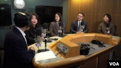 최근 국무부의 초청으로 워싱턴을 방문한 한국의 북한인권단체 청년 리더들이 VOA 스튜디오를 찾았다. 왼쪽부터 VOA 김영권 기자, 이지윤, 송한나, 신희석, 강혜주 씨.