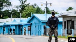 資料照片：南韓士兵與聯合國軍司令部士兵守衛在分隔朝鮮半島南北方的非軍事區共同警備區內的軍事分界線附近。 (2022年10月4日)