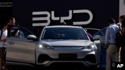 參觀者在德國慕尼黑IAA 汽車展上看中國製造的比亞迪ATTO 3。中國汽車製造商大舉進軍歐洲電動車市場,向老牌的本土品牌挑戰,贏得了消費者的青睞。歐盟對北京對其電動車產業的支持展開調查,加劇了西方與中國之間的緊張關係。 (2023年9月8日)