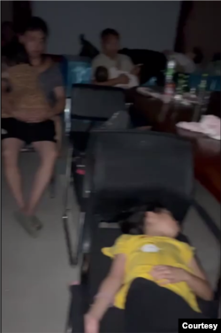 被扣查的逾60多名教徒包括不少婦孺。 （視頻截圖，李建峰提供）