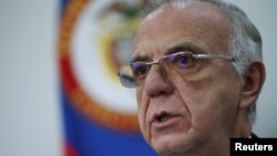El ministro de Defensa de Colombia, Iván Velásquez, habla durante una entrevista con Reuters en Bogotá, Colombia, el 8 de octubre de 2022.