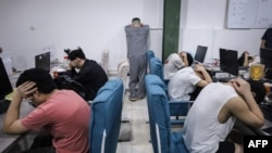 印尼警察突襲了巴淡一個建築物裡的詐騙團夥，這些中國籍詐騙嫌疑犯使用網路在中國境內進行網路婚介詐騙。（2023年8月29日）