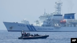 在美國、日本和菲律賓三邊海岸防衛隊演習期間，一艘菲律賓海警的硬底橡皮艇經過日本海上保安廳的“秋津洲”號。 （2023年6月6日）