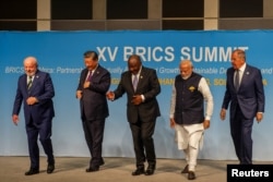 左起：巴西總統盧卡、中國國家主席習近平、南非總統拉馬福薩、印度總理莫迪和俄羅斯外長拉夫羅夫在南非約翰斯堡出席金磚國家領導人峰會。 （2023年8月23日）