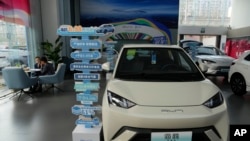 2024年4月10日，中國汽車製造商比亞迪的海鷗電動車在北京的一個展廳展出。 （美聯社照片）