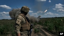 烏克蘭軍人在巴赫穆特附近發射多管火箭。（2023年8月13日）