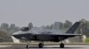 Реактивный истребитель F-35 ВВС США выруливает во время авиасалона Aero India 2023 на авиабазе Елаханка в Бангалоре, Индия, 13 февраля 2023 года.