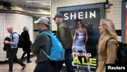 資料照片：英國倫敦市民走過地鐵走道旁中國便宜服飾品牌Shein的廣告看板。 （2024年3月8日）