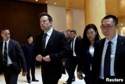 正在北京訪問的特斯拉行政總裁埃隆·馬斯克與特斯拉高層離開北京一家酒店。（2023年5月31日）