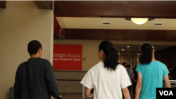 一個中國家庭非法跨越美國南部邊界線後被邊境人員拘留、然後被釋放。 （美國之音2023年12月）