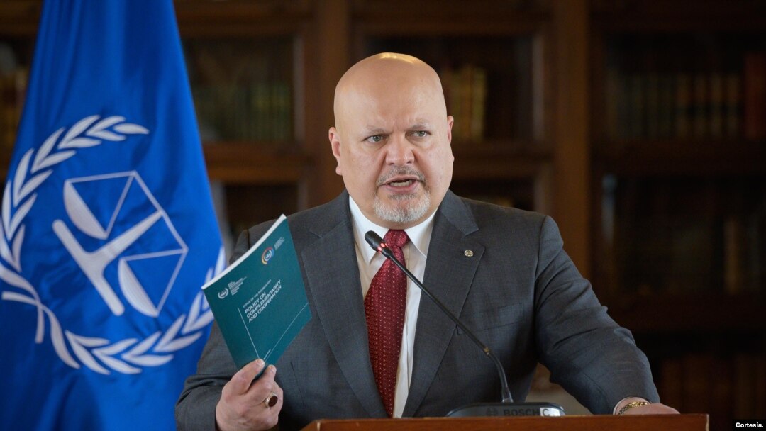ARCHIVO - El Fiscal de la Corte Penal Internacional, Karim Khan, se dirige a la prensa en Bogotá, Colombia, el 25 de abril 2024