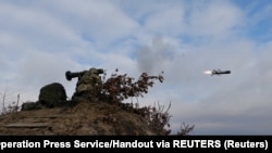 烏克蘭軍方2022年2月18日公佈的照片顯示，烏軍在烏克蘭境內某處訓練場操練發射“標槍”反坦克導彈。