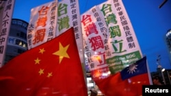 2016年5月14日，離台灣民選總統蔡英文就職典禮還有一個星期，支持台灣獨立和主張同中國大陸和平統一的台灣民眾舉著各自的旗幟上街遊行，表達各自的政治主張。