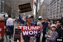美國前總統特朗普的支持者在紐約法院外舉牌支持特朗普。（2023年4月4日）