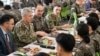 스티븐 쾰러 신임 미국 태평양함대 사령관이 18일 한국 창원의 해군사관학교에서 사관생도들과 점심식사를 하고 있다. 쾰러 사령관은 한미동맹의 중요성과 역내 안보 문제에 대해 연설했다. 사진 = 한국 해군
