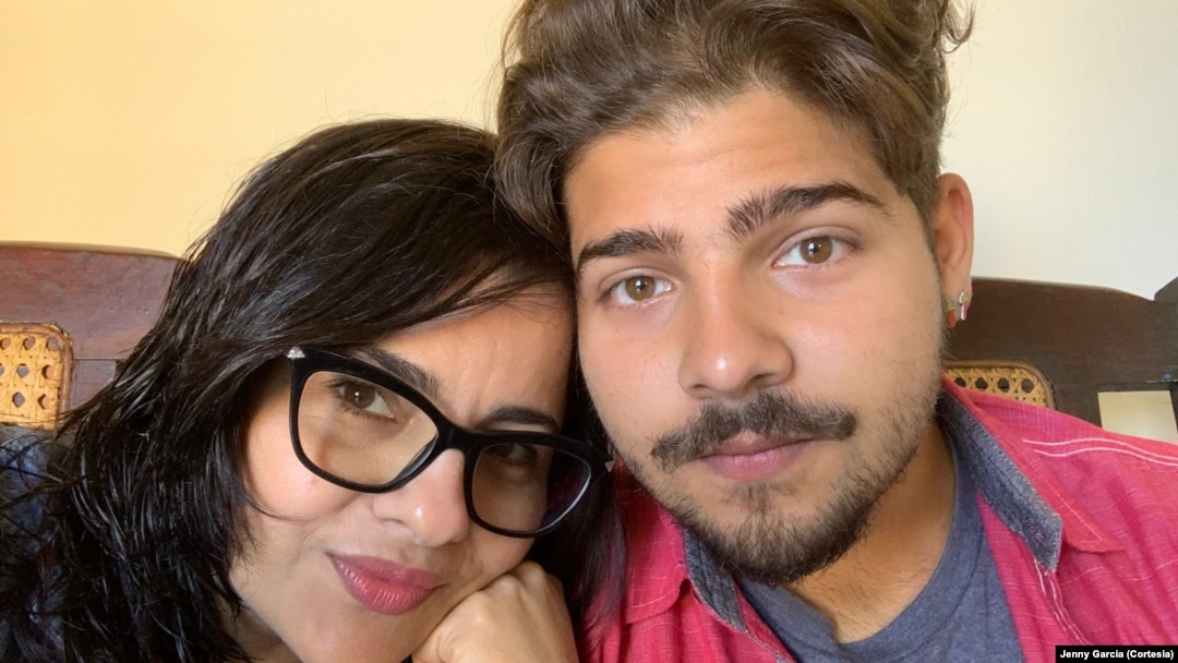 La cubana Jenny García lleva esperando siete años para reunirse con su hijo Javier de la Torre, quien vive en La Habana. Más de 70 días después de recibir la aprobación del parole humanitario, todavía no ha recibido respuesta a la solicitud del permiso de viaje desde Cuba.