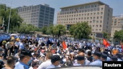 中國警察在河南鄭州包圍了抗議銀行爆雷的民眾。（2022年5月23日）