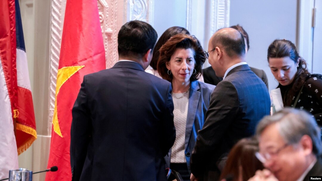 美國商務部長雷蒙多在底特律舉行的印太經濟框架會議上與成員國代表們交談。（2023年5月27日）