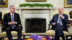 美国总统拜登与众议院议长麦卡锡在白宫商讨美债上线问题。（2023年5月22日）