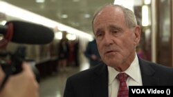美国国会共和党籍参议员吉姆·里施接受美国之音记者采访。（美国之音资料照片）