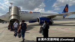 台籍人士搭乘台灣駐以色列代表處安排的撤僑專機離開特拉維夫。（2023年10月20日）