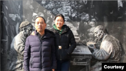 盧思位妻子張春曉（右）為丈夫被送中感到震撼。 （張春曉提供）