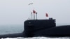 一艘中國海軍潛艦在青島港外參加慶祝解放軍建軍70週年的檢閱活動。（2019年4月23日）