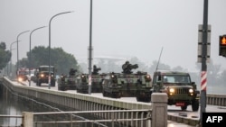 在中國軍隊舉行繞台軍演之際，台灣軍車駛過金門島街頭。 (2024年5月24日)