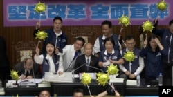 台灣立法院就改革草案舉行投票之際，立法院長韓國瑜面對會場支持與反對國會改革方案的兩派人士。 (2024年5月28日)