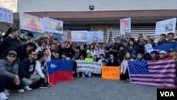 中國異議人士及新舊移民在洛杉磯附近的蒙特利公園市(Monterey Park)的丁胖子廣場舉行集會，抗議本週在北京召開的中國「兩會」。 （2024年3月3日，張木林拍攝）