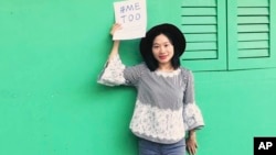 資料照片: 2017年9月中國記者黃雪琴舉著#METOO 標語