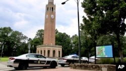 北卡羅來納大學教堂山分校發生槍擊案後警方封鎖了校區(2023年8月28日)