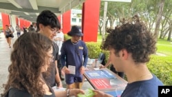 2024 年 4 月 11 日，佛羅裡達州博卡拉頓的佛羅里達大西洋大學，大學生分發文學作品來教育年輕選民。（資料照片）