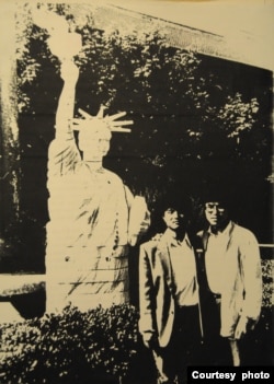 青年教師夏明（右）1989年在復旦大學校園自由女神像前（夏明提供圖片）