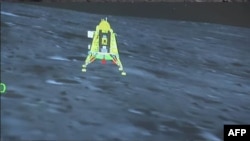 印度太空研究機構發布視頻顯示，印度“月船3號”太空探測器星期三（8月23日）成功在月球南極表面軟著陸。 （2023年8月23日）