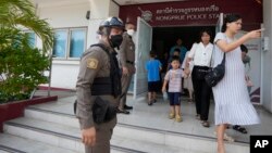 正在申請難民身份的中國家庭教會“深圳改革宗聖道教會”的成員從被羈押的孟臘茫警察局前往芭提雅的一家法庭。 （2023年3月31日）