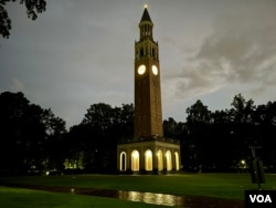 北卡羅萊納大學教堂山分校的鐘樓。(2023年8月29日)